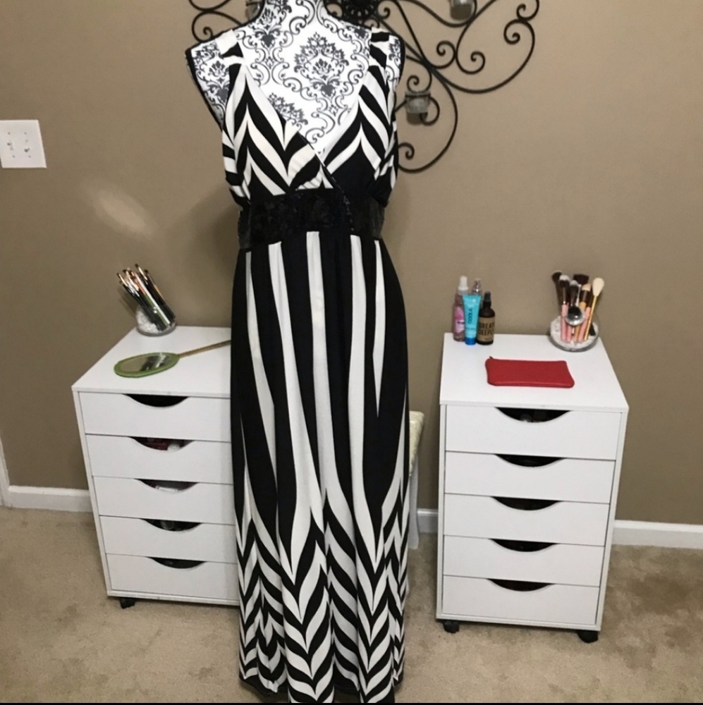 Jessica Taylor Black and White Maxi Dress Size 2X